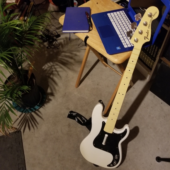 Fender xbox 360 Rock Band Gutar - Picture 8 of 9